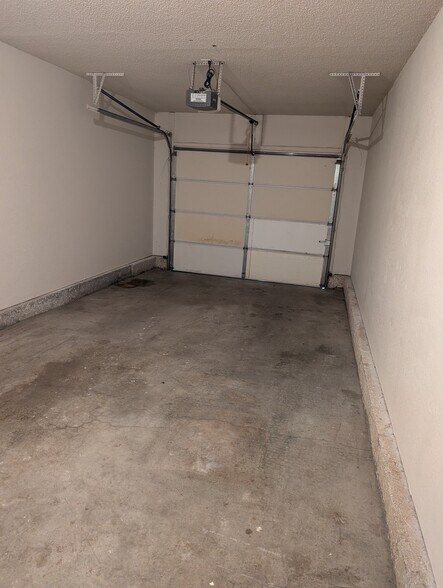 Garage - 205 W Nicholas Dr