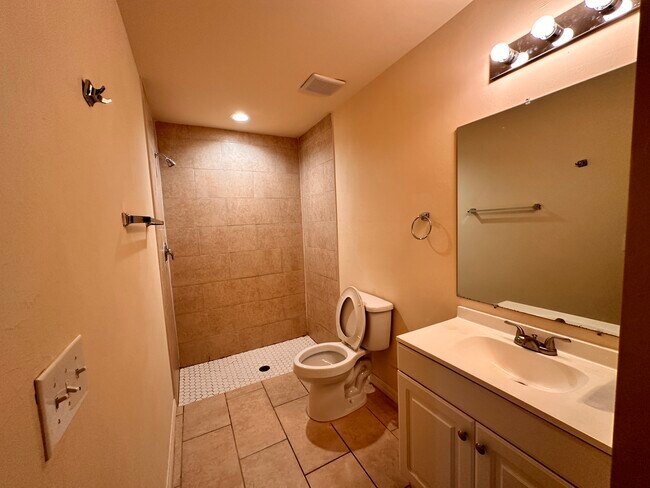 Building Photo - 641 SE 12th Ct