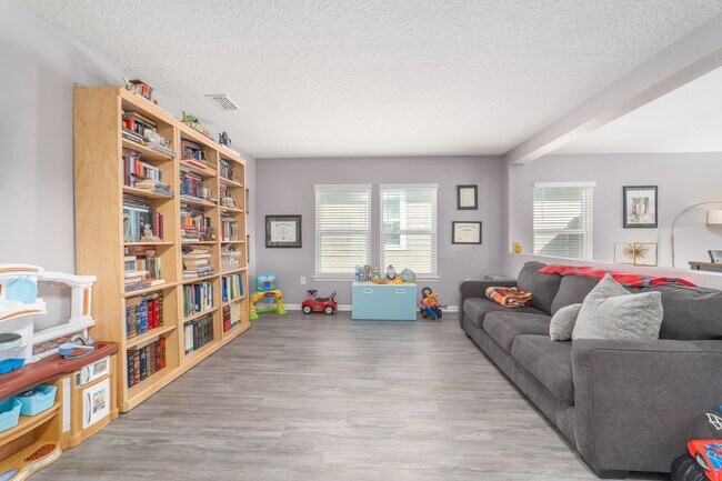 Building Photo - Welcome to Williamstown