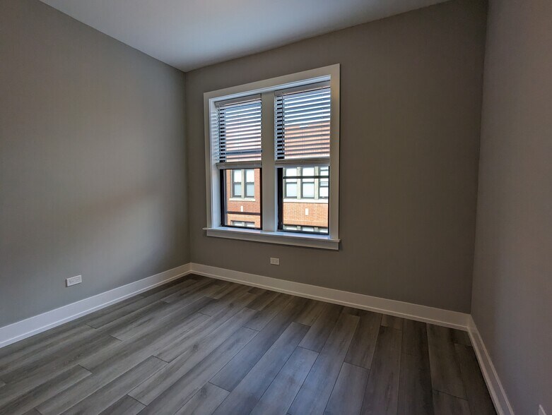 Building Photo - 3935 N Janssen Ave