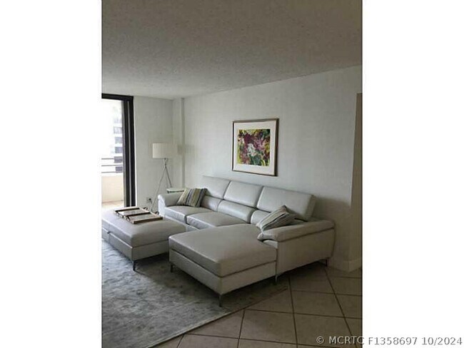 Building Photo - 2500 Parkview Dr