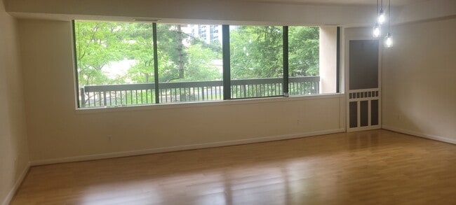 Living Area - 3709 S George Mason Dr