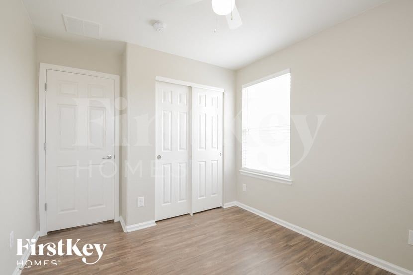 Building Photo - 892 Willow Dr