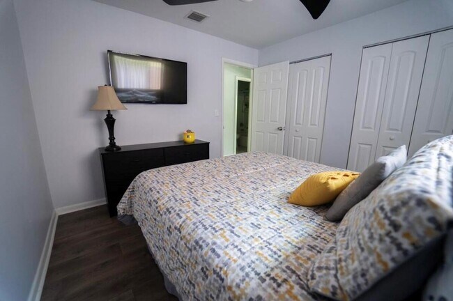 Building Photo - 822 Sandtree Dr