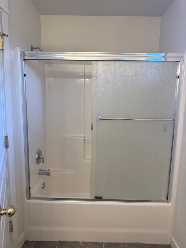 Building Photo - 437 NE Irving Ave