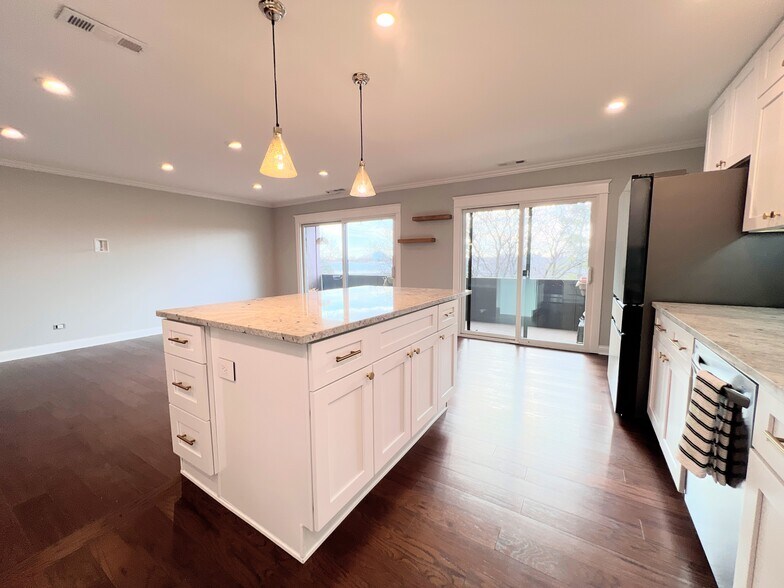 Building Photo - 9242 Gross Point Rd