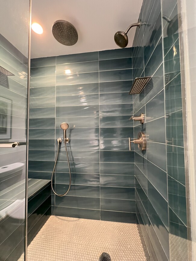 3 Shower Options - 7250 Franklin Ave