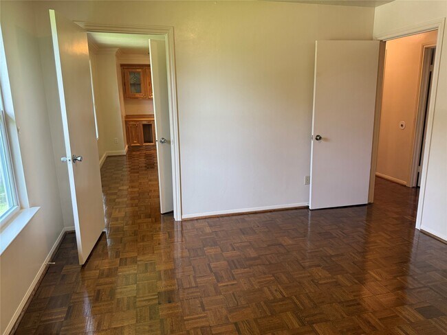 Building Photo - 3232 Parkwood Dr