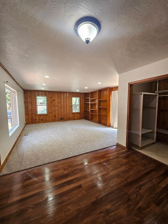 Building Photo - (4) Bed, (3) Bath with (2) Living Areas Av...