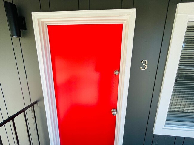 Building Photo - Pet friendly 2 bed 1 bath apartment for rent in South Lake Tahoe