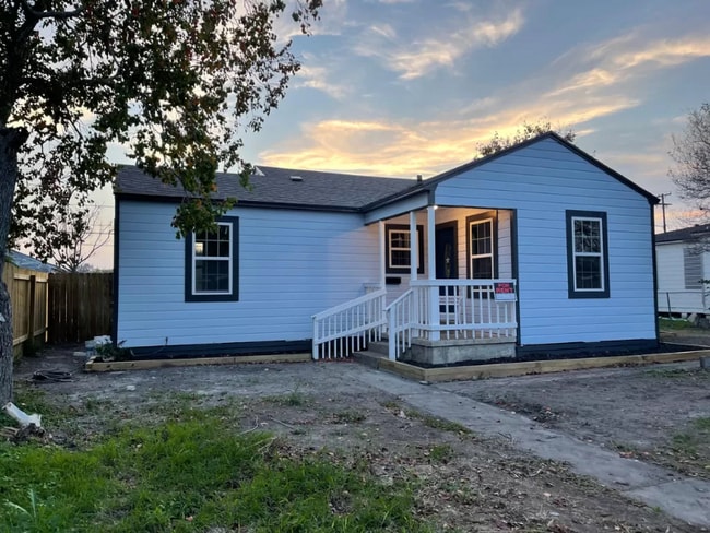 Building Photo - 4027 W Vanderbilt Dr