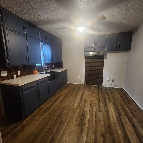 Building Photo - 415 S 5th St