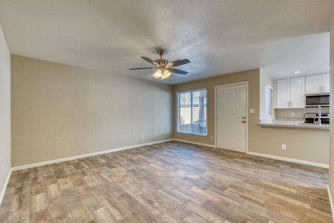 Building Photo - 520 W Tonopah Dr