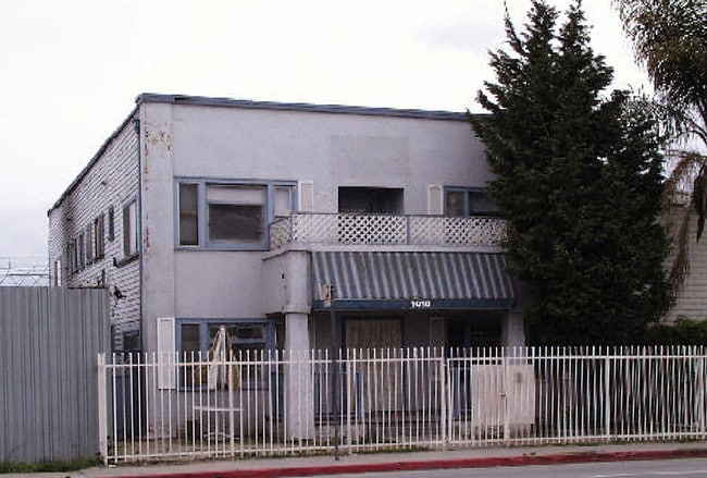 Building Photo - 1010 E Anaheim St