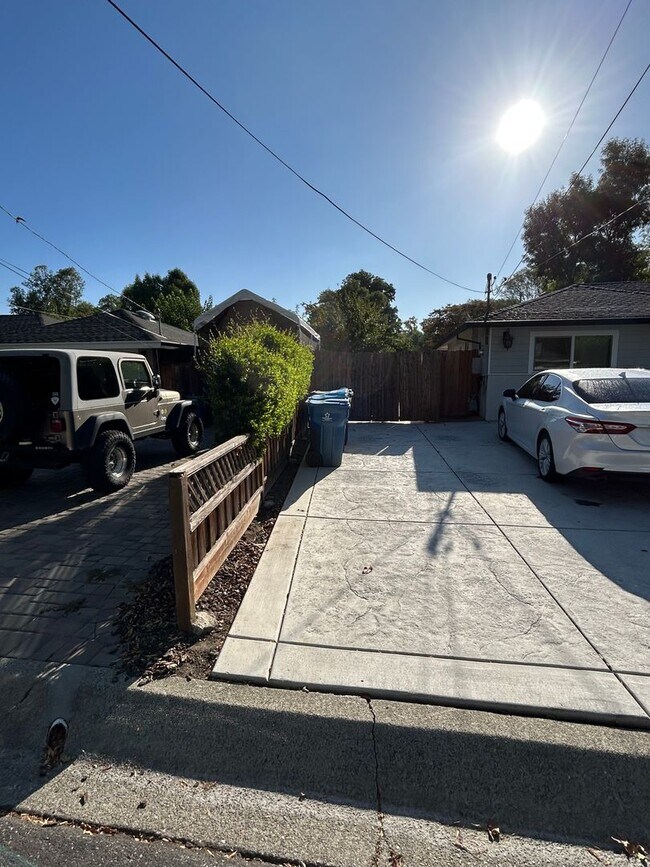 Building Photo - 1655 Merian Dr