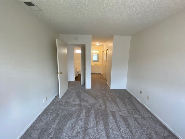 Building Photo - 2 Bed / 1 Bath (South Atascadero)