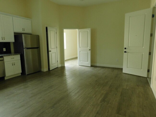 Building Photo - 113 G St