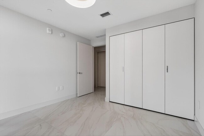 Building Photo - 700 NE 24th St