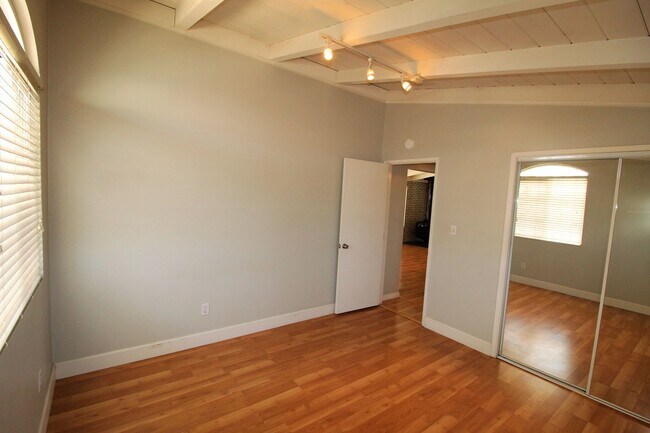 Building Photo - 1063-1065 Montauk
