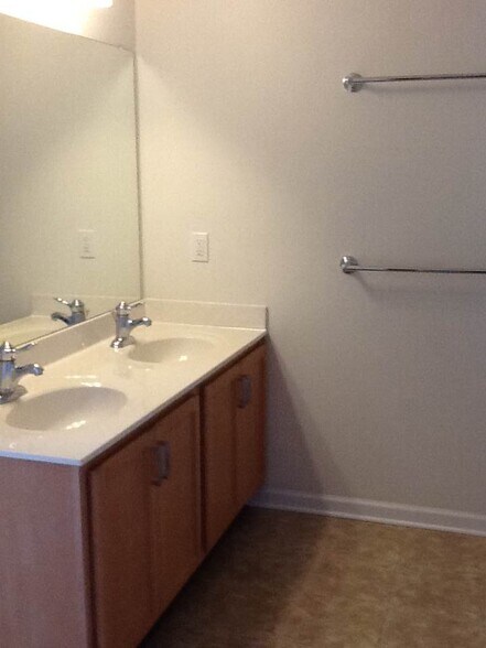 Dual Vanity Full Bath - 8468 Cromwell Court
