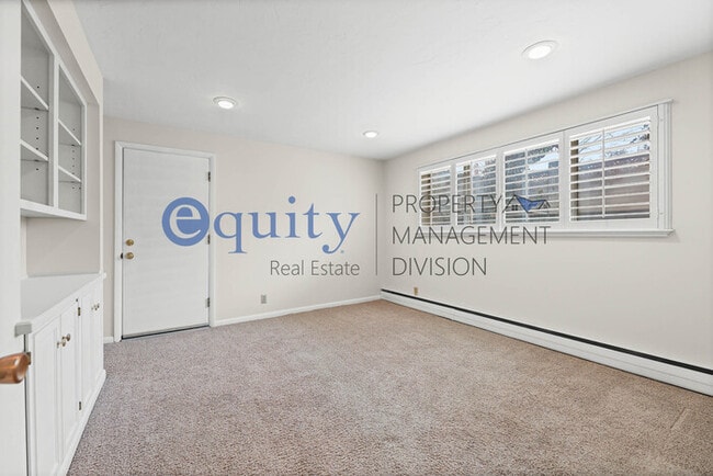 Building Photo - 1941 E Woodside Dr