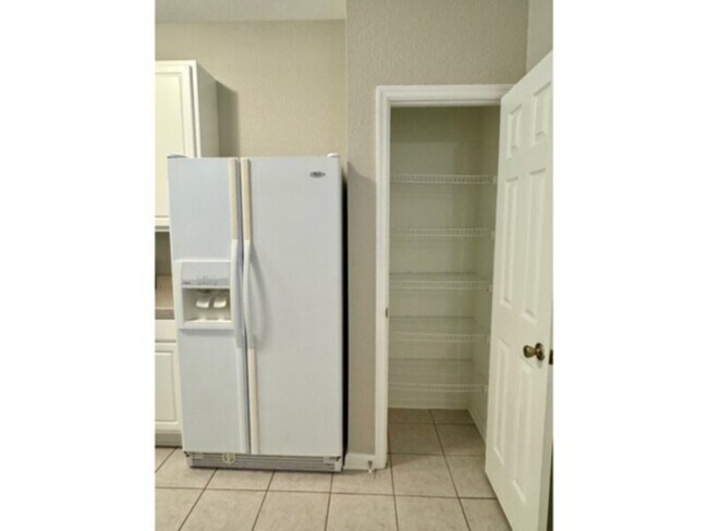 Building Photo - Gorgeous 3/2.5 Gated Townhouse with Water ...