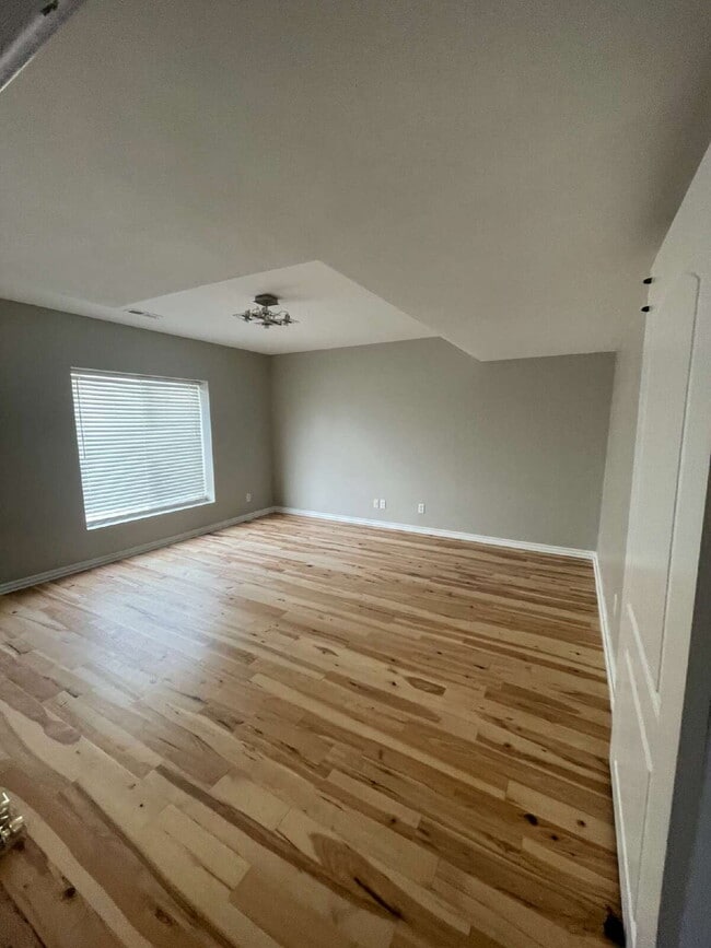 Building Photo - "Newly remodeled 3-Bed Townhouse with Scenic Views & Modern Elegance on Braidhill Drive!"