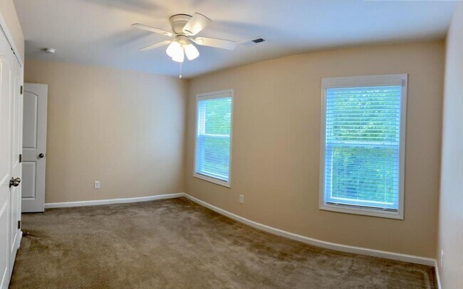 Building Photo - 301 River Oak St