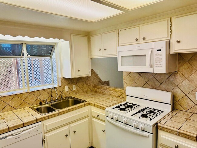 Building Photo - 7578 Paisley Ave