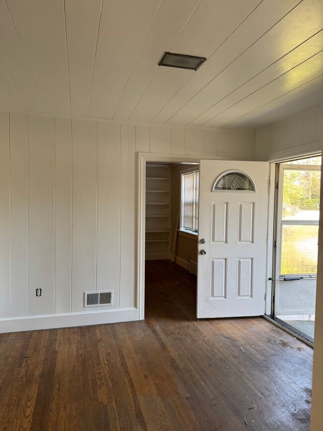 Building Photo - Great Price and location!