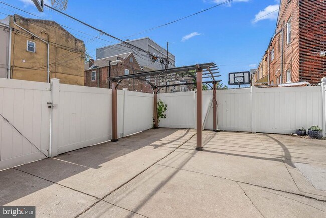 Building Photo - 2727 S 12th St