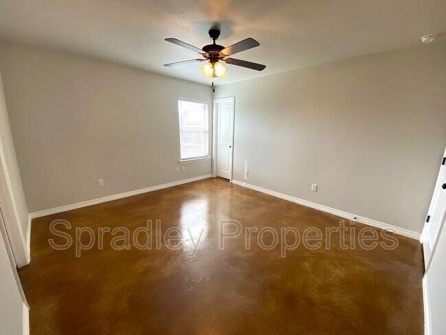 Building Photo - 202A Juniper Dr