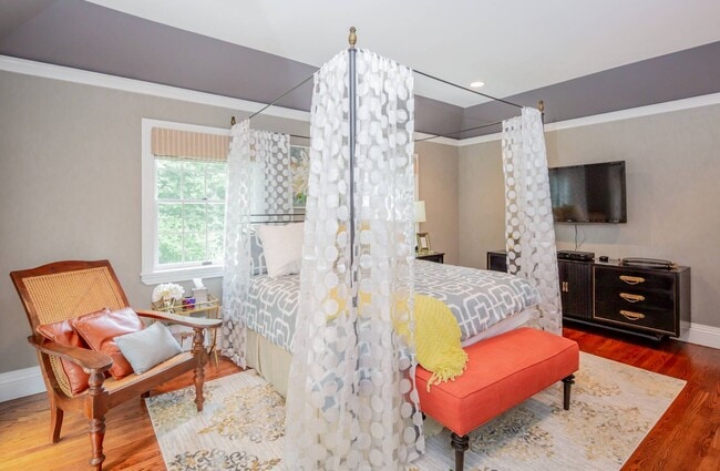 Building Photo - 6 Old School House Ln