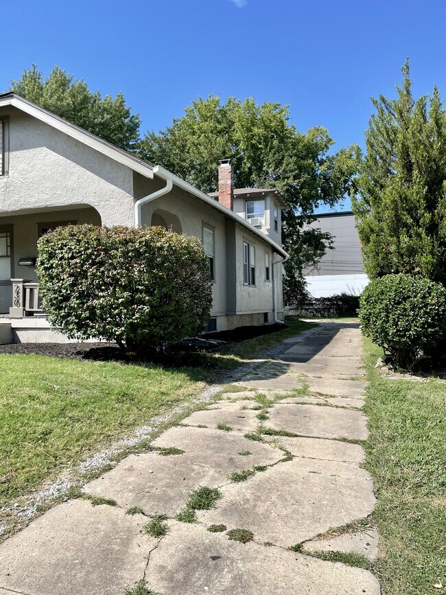 Building Photo - 230 W 73rd Terrace