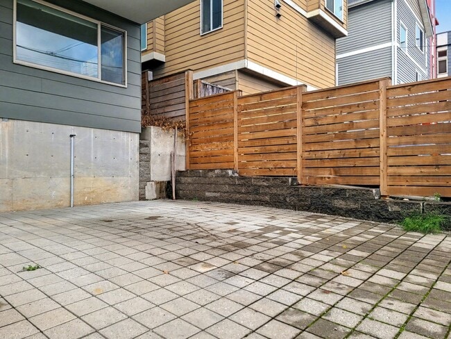 Building Photo - South Seattle 1 Bedroom + Bonus Room Townhouse with Private Deck and Parking