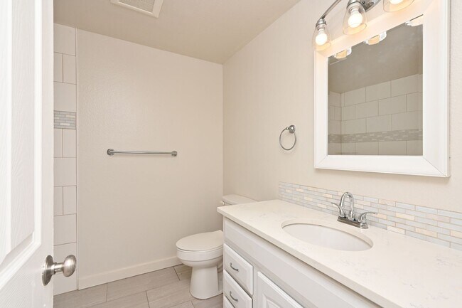 Building Photo - Large 2 Bedroom Condo in Bellevue - Near M...