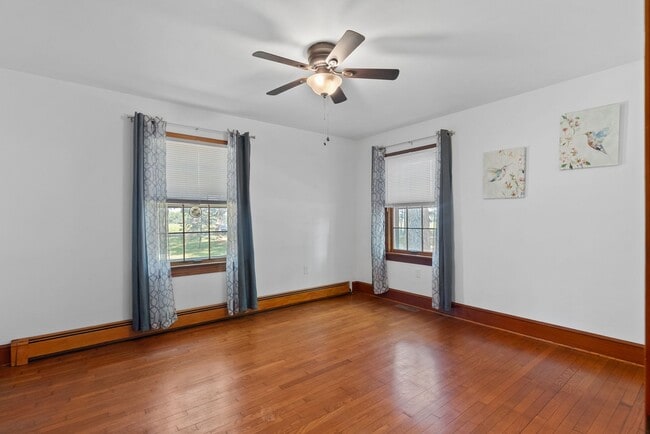 Building Photo - Brick 2-Bedroom Home Close to Farmville an...