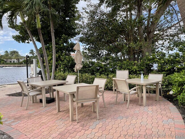 Building Photo - 2707 N Ocean Blvd