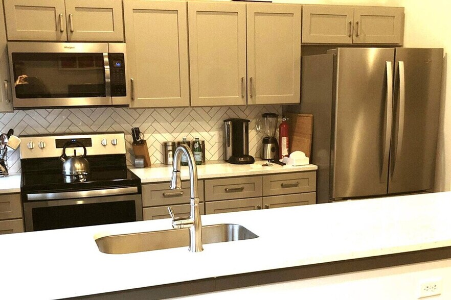 Building Photo - 350 East Ave