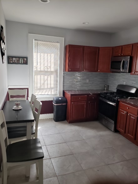 Building Photo - 142 Mapes Ave