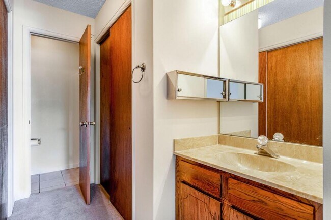 Building Photo - 6520 Delmonico Dr