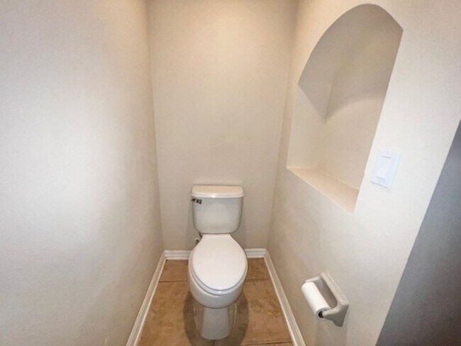 Building Photo - MOVE IN MAY-OVIEDO RENTAL!BEAUTIFUL 3 bd 2.5 bath townhome! 2 CAR ATTACHED GARAGE!FRESH PAINT!