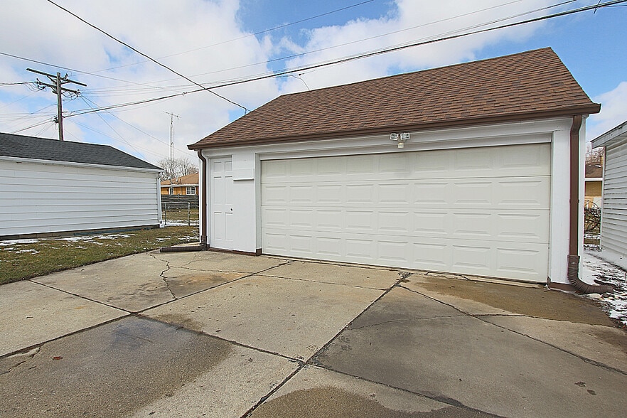2.5 Car Garage - 1808 34th St