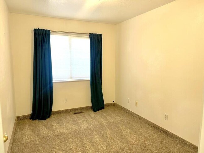 Building Photo - 465 Meadowlark Ln