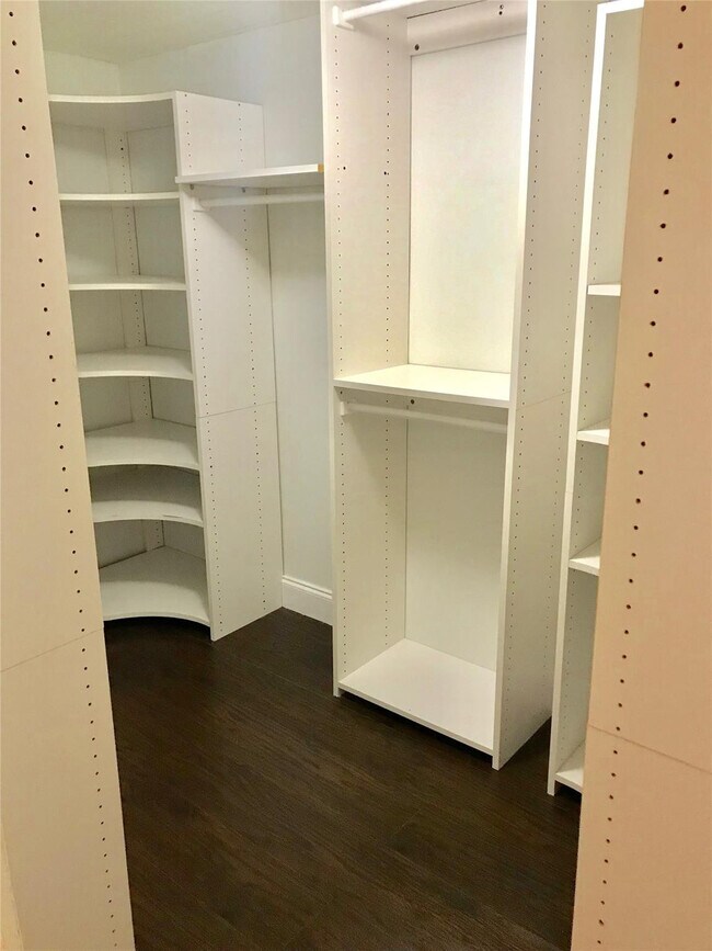 Building Photo - 1640 W Golfview Dr