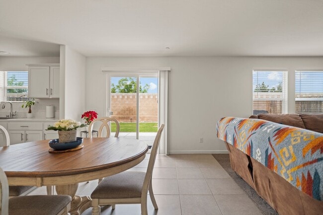 Building Photo - Multi-Generational Home!