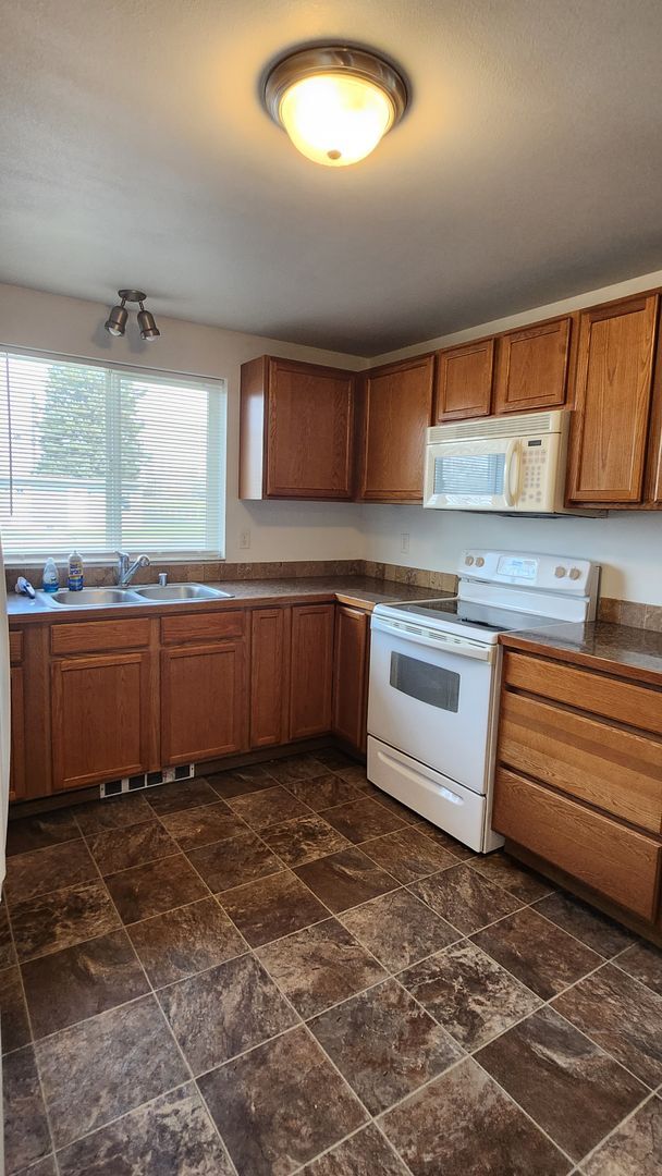 Building Photo - 2 bed 1 bath home in the country with park...