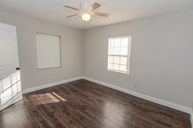 Building Photo - 1203 Sunset Dr