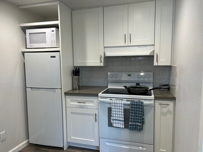 Building Photo - 1129 E Cliff Dr