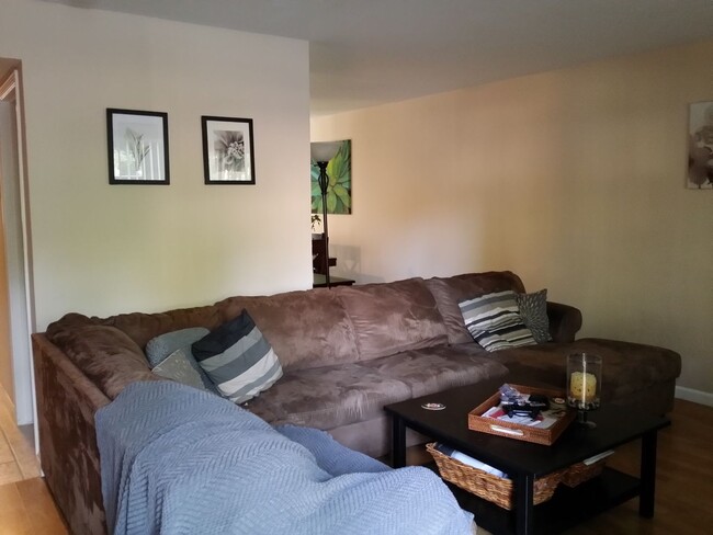 Building Photo - 3 Bedroom 1.5 bath in Covell Commons HOA i...